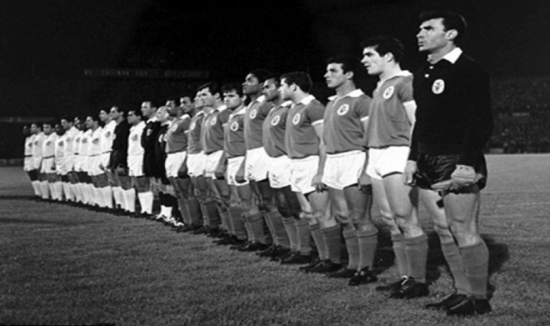 O Santos de Pel&eacute; &amp; Cia. conquistou os Mundiais de Clubes de 1962 e 1963 – Foto: Acervo hist&oacute;rico do Santos