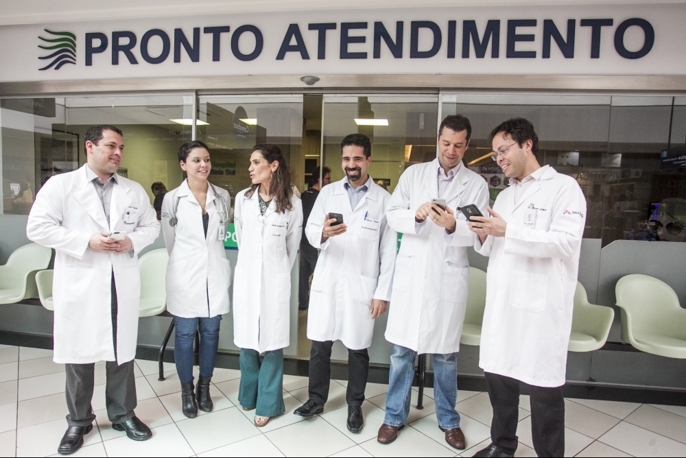 Equipe se comunica por WhatsApp para agilizar atendimento. Neste domingo &eacute; Dia Mundial do AVC - Marco Santiago/ND