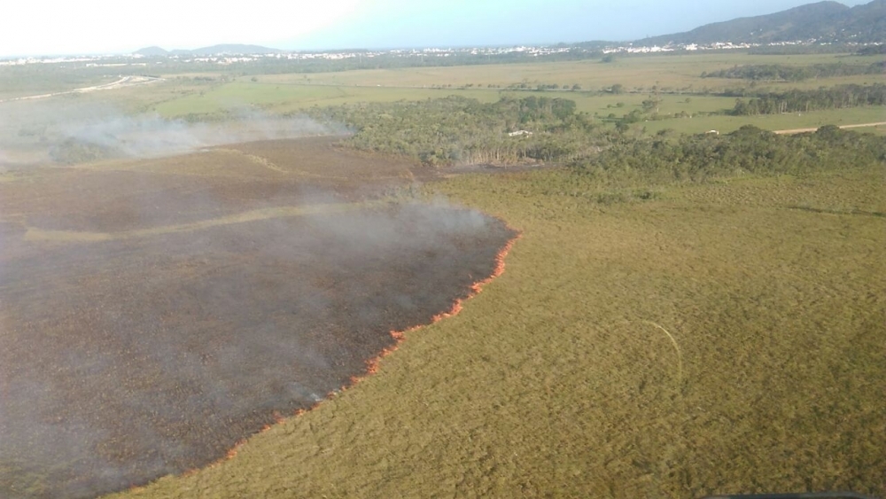 Incêndio de grandes proporções no bairro Tapera, em Florianópolis - Corpo de Bombeiros/ND/divulgação