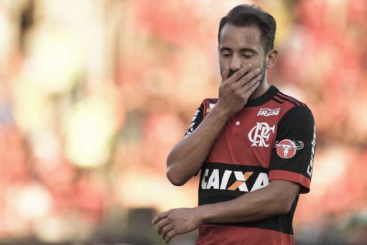 Jogador vira alvo de disputa e pode ficar em situa&ccedil;&atilde;o complicada com torcida rubro-negra – Foto: (Foto: Jorge Rodrigues/Eleven/Lancepress!)