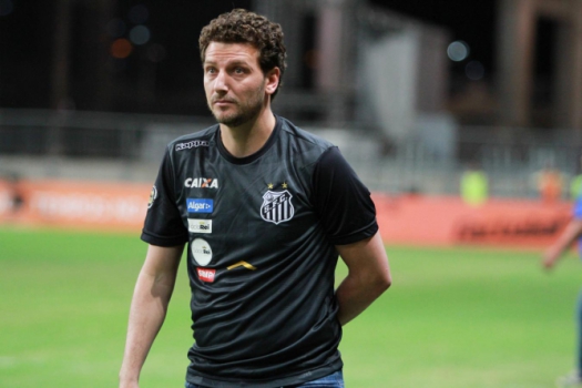 Elano é o novo treinador do Figueirense. É mais uma aposta do clube em novato.