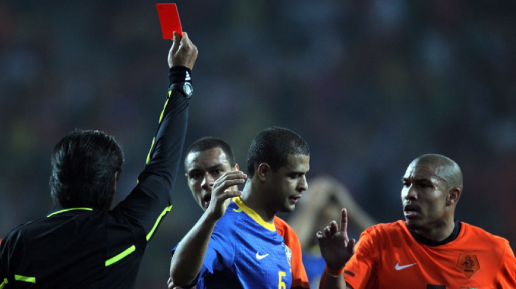  Na Copa do Mundo de 2010, Felipe Melo iniciou uma confusão no jogo entre Brasil e Holanda após dar um pisão em Robben. Ele foi expulso e a Seleção acabou eliminada do Mundial após ser derrotada por 2 a 1. - Ari Ferreira/Lancepress 