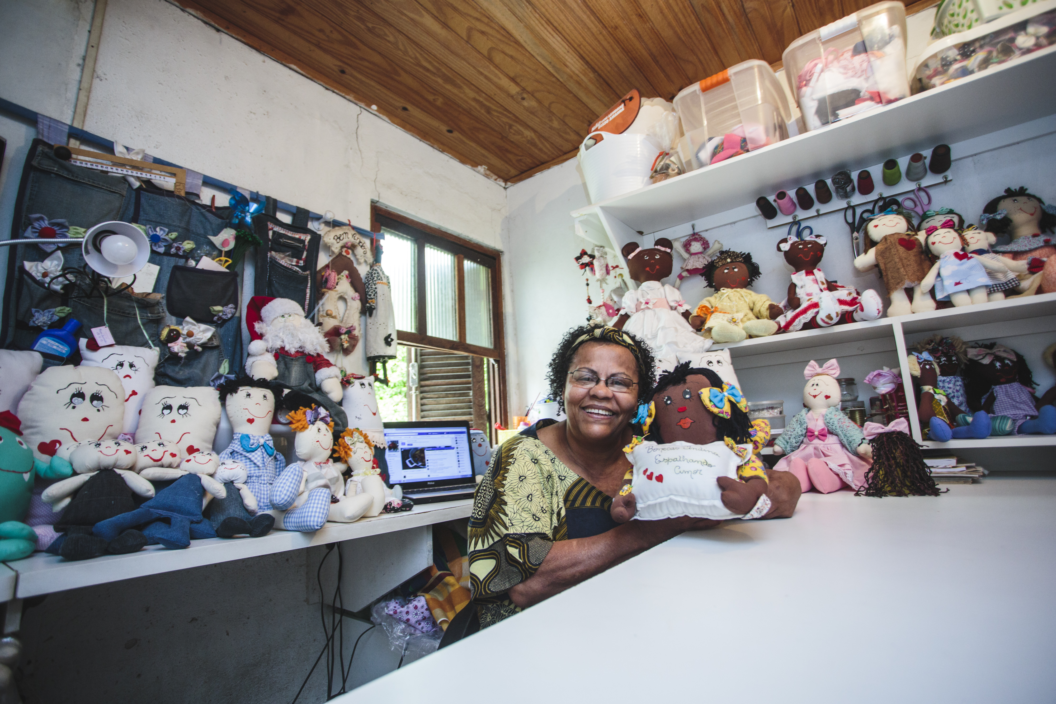 Moradora de São José costura bonecas para serem doadas neste Natal