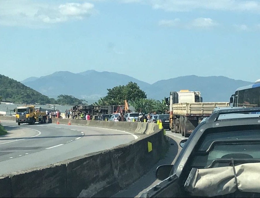 Longas filas se formaram nos dois sentidos da rodovia BR-101 em Biguaçu - PRF/ Divulgação