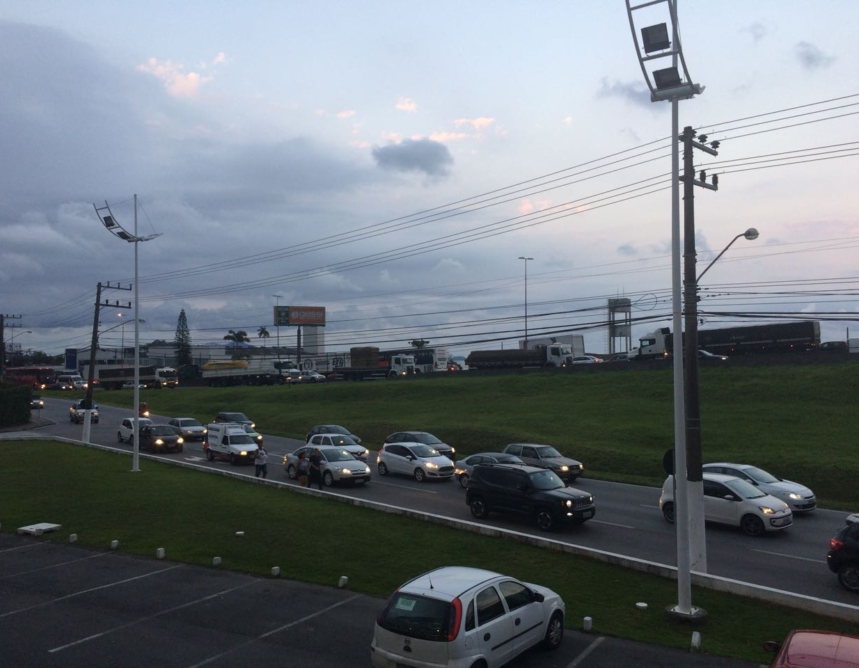 Acidente provocou reflexos no trânsito entre Palhoça e São José - Karin Barros/ ND