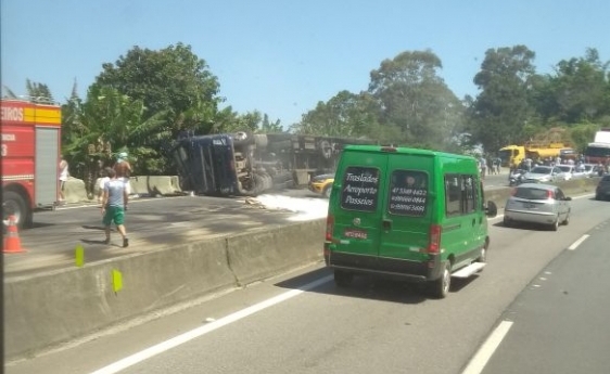 Acidente ocorreu na BR-101 em Biguaçu - Patrick Michelutti