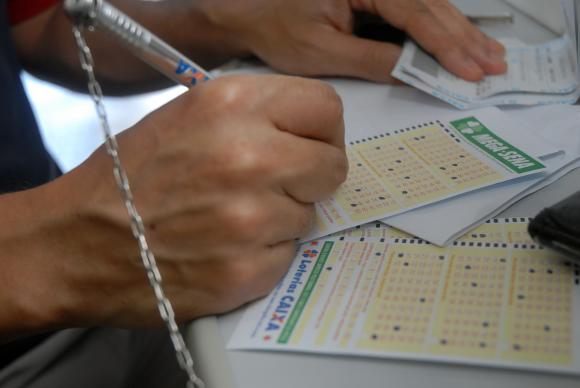Mega Sena acumula e deve pagar R$ 6 milhões na próxima quarta-feira