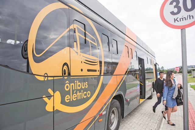 Projeto busca apoio de empresas para ônibus elétrico voltar a circular em Florianópolis