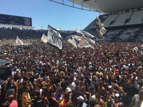 Antes de jogo do Brasil, torcida entra no clima com pintura no