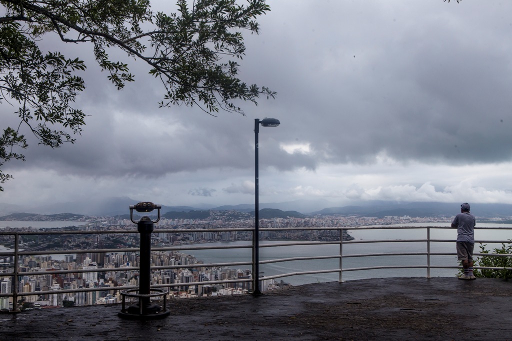 Chuva em SC? Na imagem, morador analisa o tempo nublado