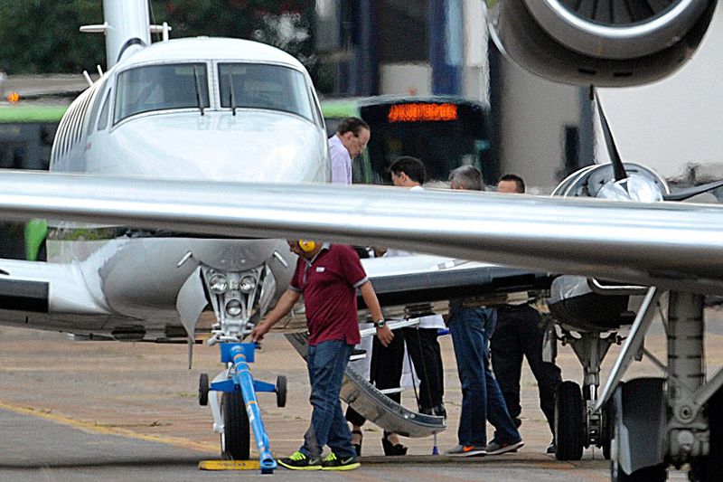 Maluf desembarcou do avião da PF em Brasília para seguir ao complexo da Papuda, onde ficou presoFoto: Valter Campanato/Agência Brasil