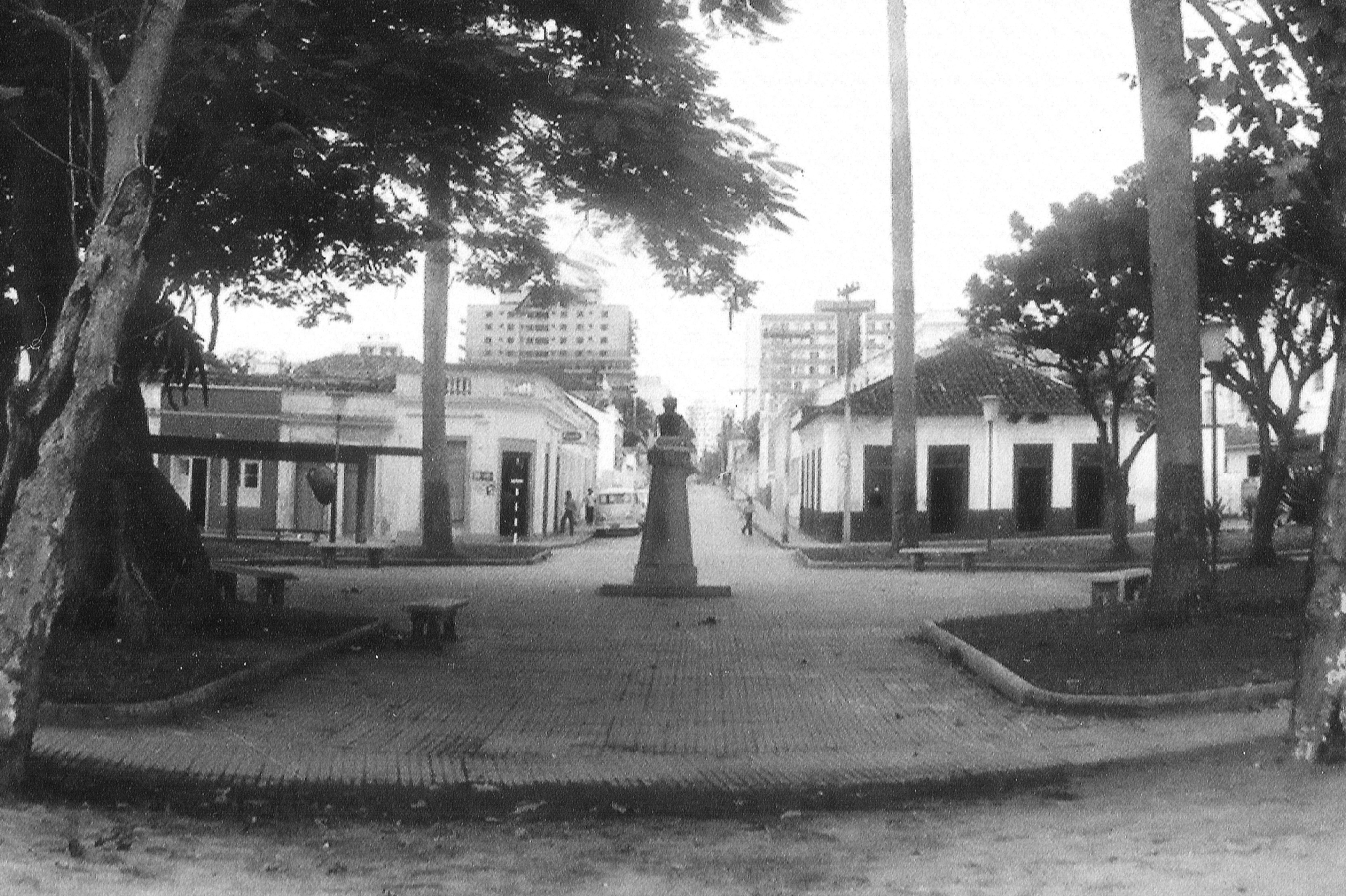 Praça Esteves Júnior: o bar do Katcipis funcionou no casarão da esquina (direita) do início do século 20 até 1992 - Acervo Carlos Damião
