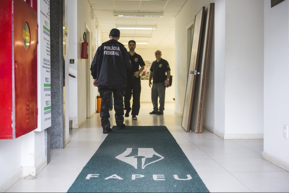 Agentes da PF apreenderam documentos na UFSC - Daniel Queiroz/ ND