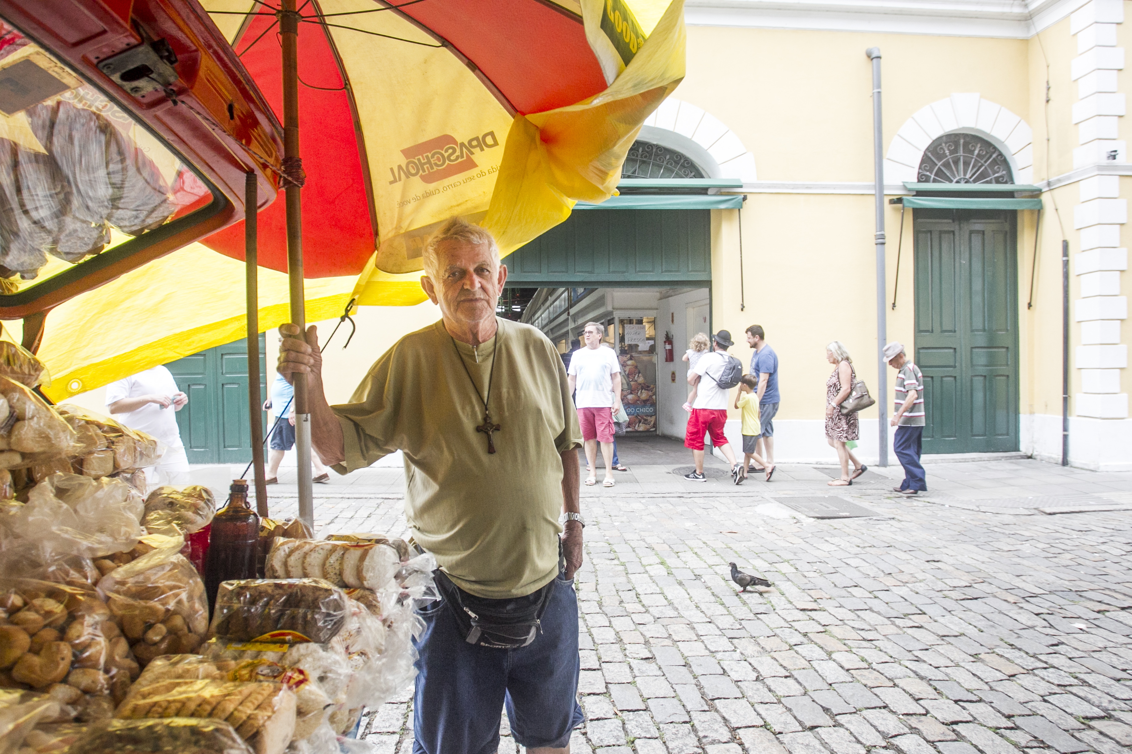 Zelindro de Freitas, que trabalha há 35 anos no Centro, agora tem medo de chegar de madrugada - Marco Santiago/ND