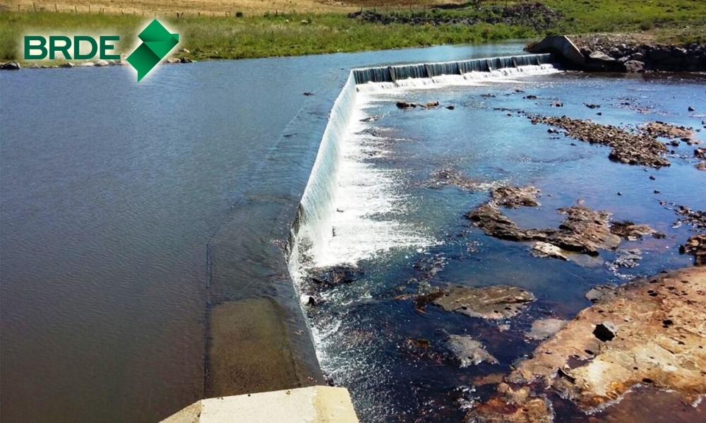 O barramento (com comprimento de 83m e altura máxima de 1m) forma um lago com 0,17 hectares de área alagada - Divulgação/Mafrás