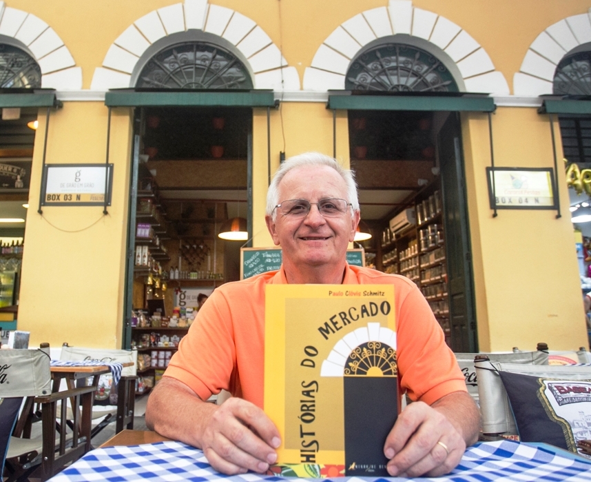 Escritor e jornalista Paulo Cl&oacute;vis Schmitz lan&ccedil;a o livro &ldquo;Hist&oacute;rias do Mercado&rdquo;, neste s&aacute;bado (15), em Florian&oacute;polis - Marco Santiago/ ND