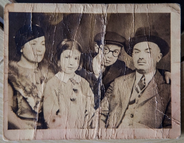 Gitta com os pais e o irmão na Romênia, alguns anos antes da guerra - Arquivo pessoal/Divulgação/ND
