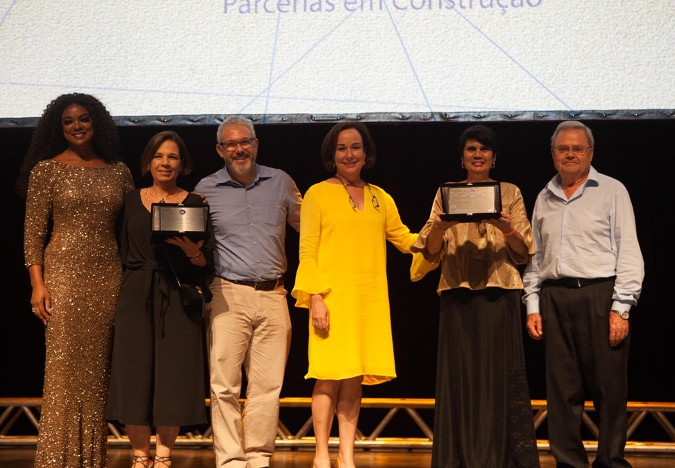 Membros do projeto Casa da Criança recebem o Prêmio Itaú-Unicef - Divulgação/ ND