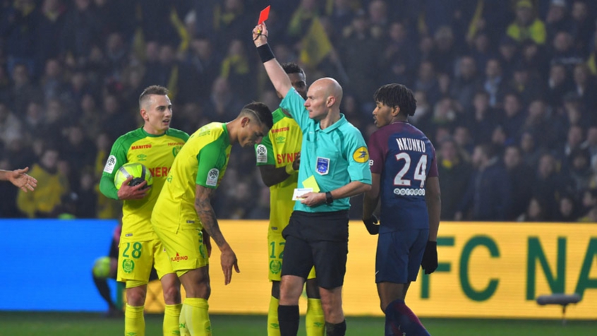 Cartazes Amarelos E Vermelhos Do árbitro De Bola De Futebol. Jogo