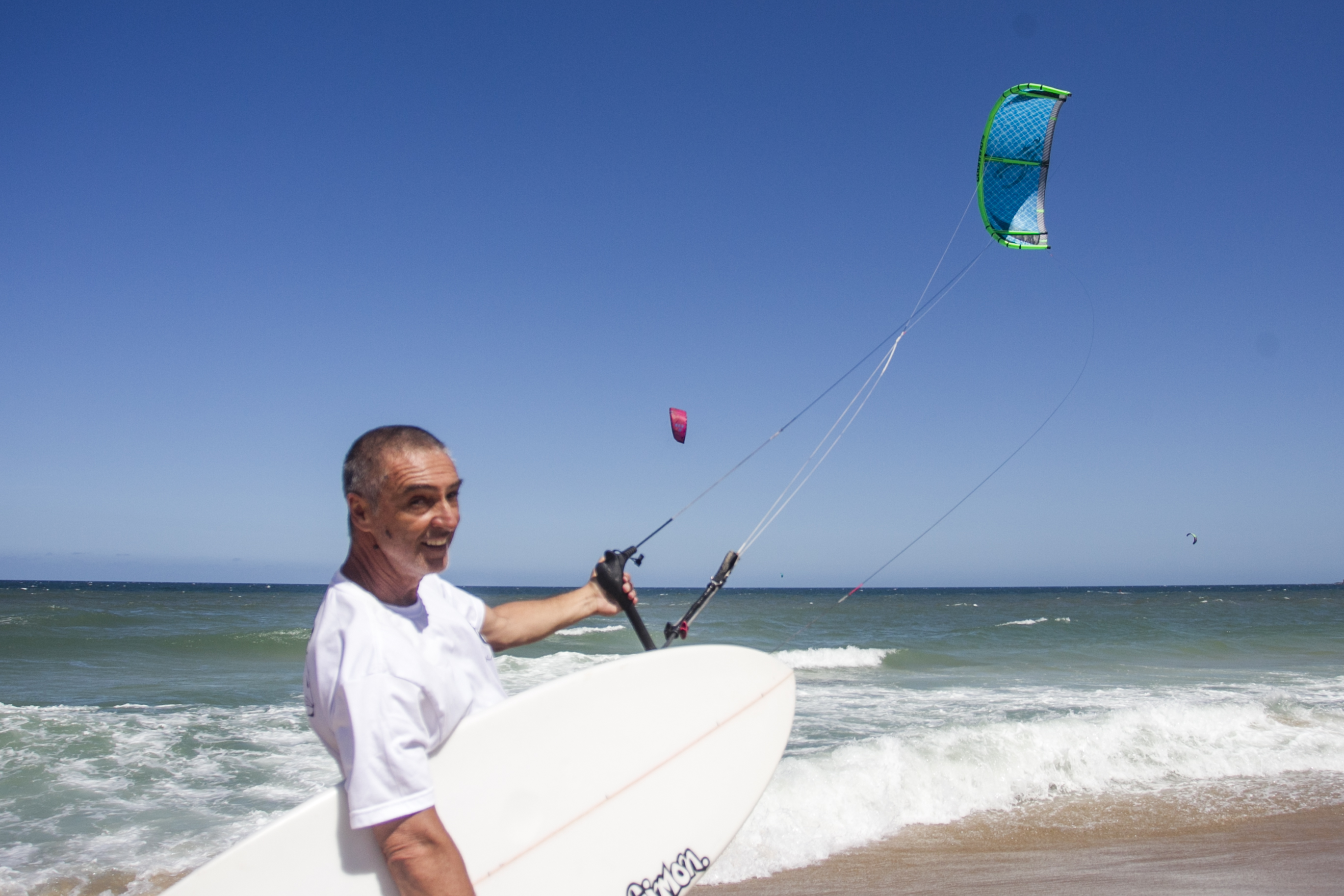 Alternativa ao surf e cada vez com mais adeptos, kitesurf colore praias de Florianópolis