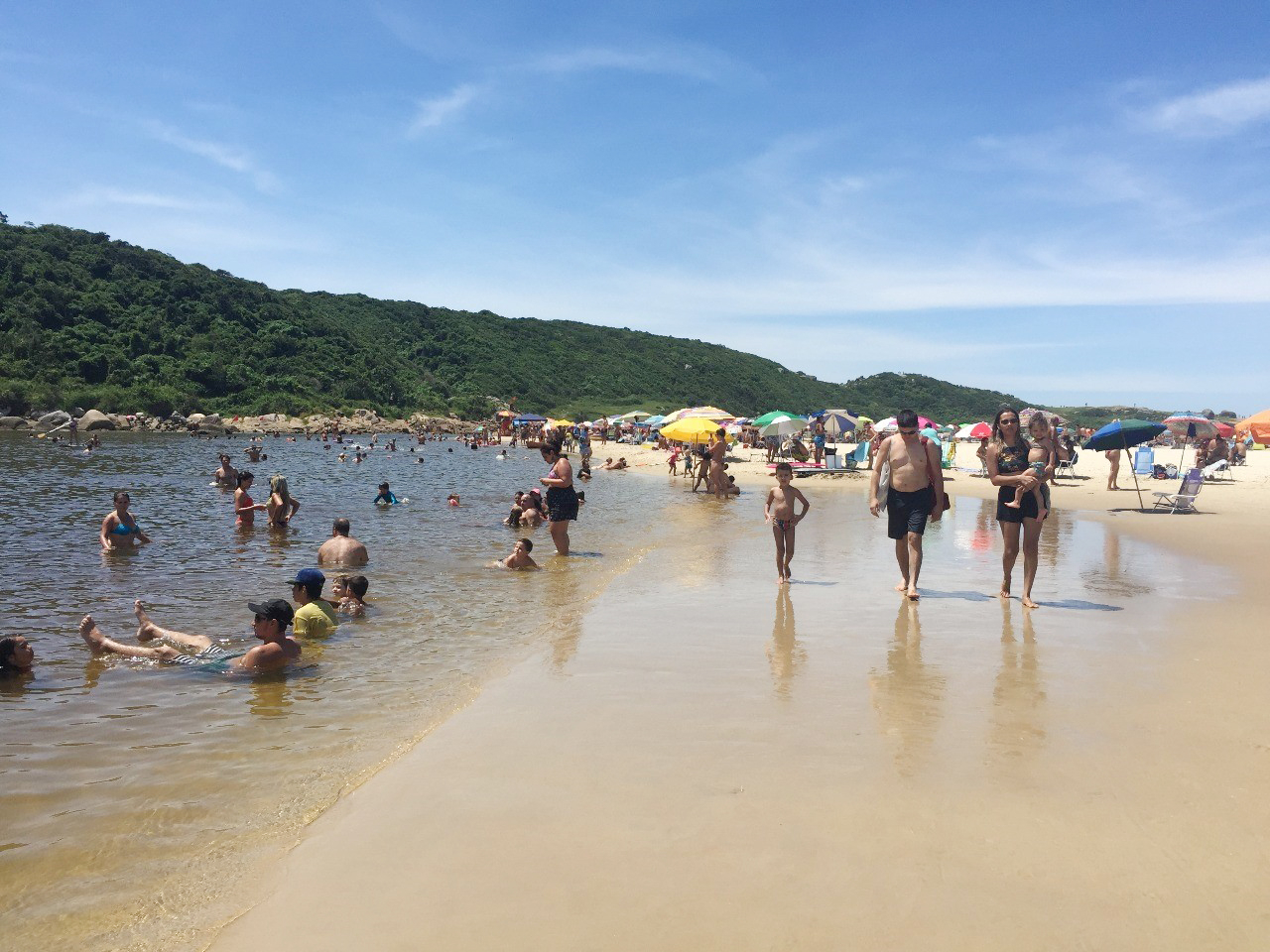Temporada de verão já agrada comerciantes da Guarda do Embaú, em Palhoça