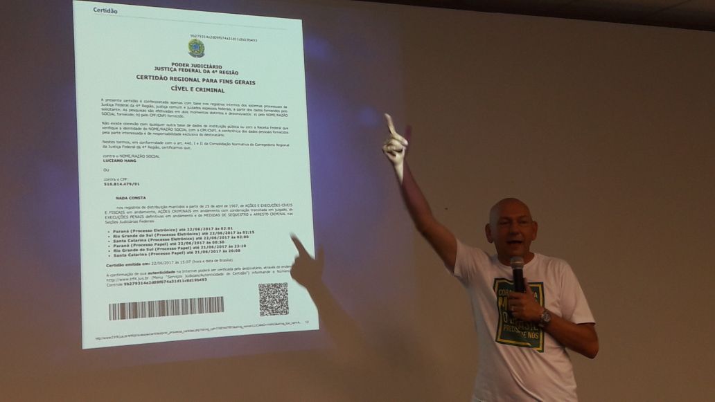 No fim do discurso Hang fez quest&atilde;o de mostrar a certid&atilde;o informando que nada consta contra ele – Foto: Altair Magagnin/ND