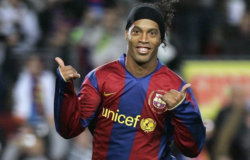 Defesa sempre sofre com Ronaldinho
