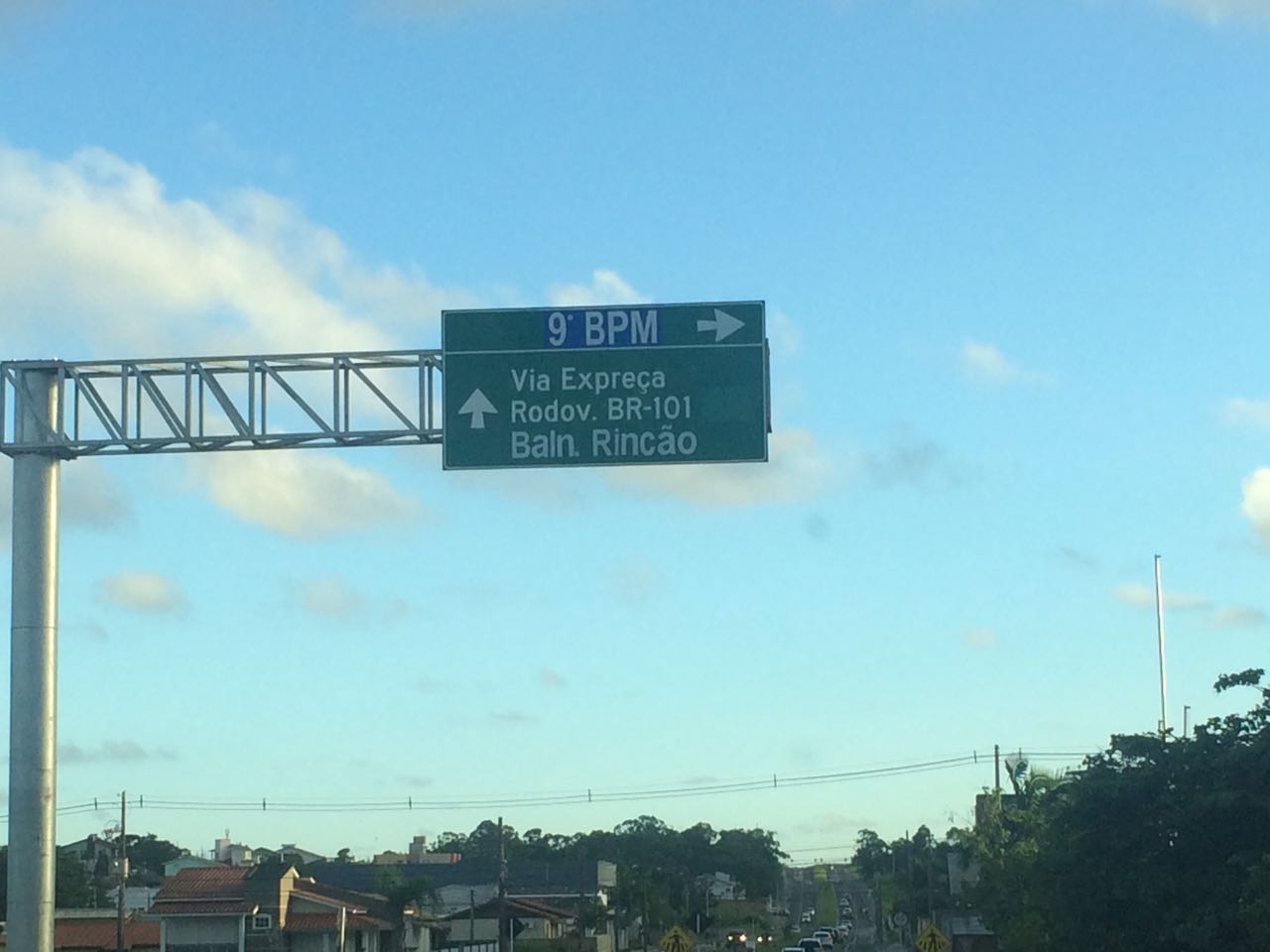 Al&eacute;m do erro de portugu&ecirc;s, identifica&ccedil;&atilde;o da via tamb&eacute;m estava errada - Gabriel Habeyche/RICTV Crici&uacute;ma