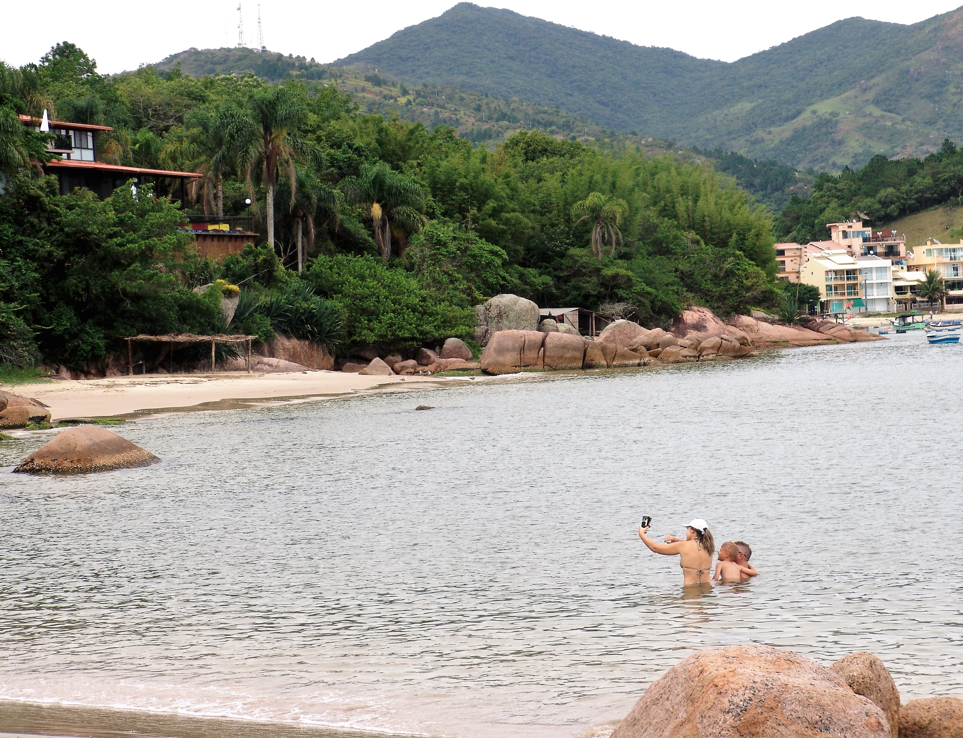 Praia Em Governador Celso Ramos E O Paraiso Das Piscinas Naturais Nd