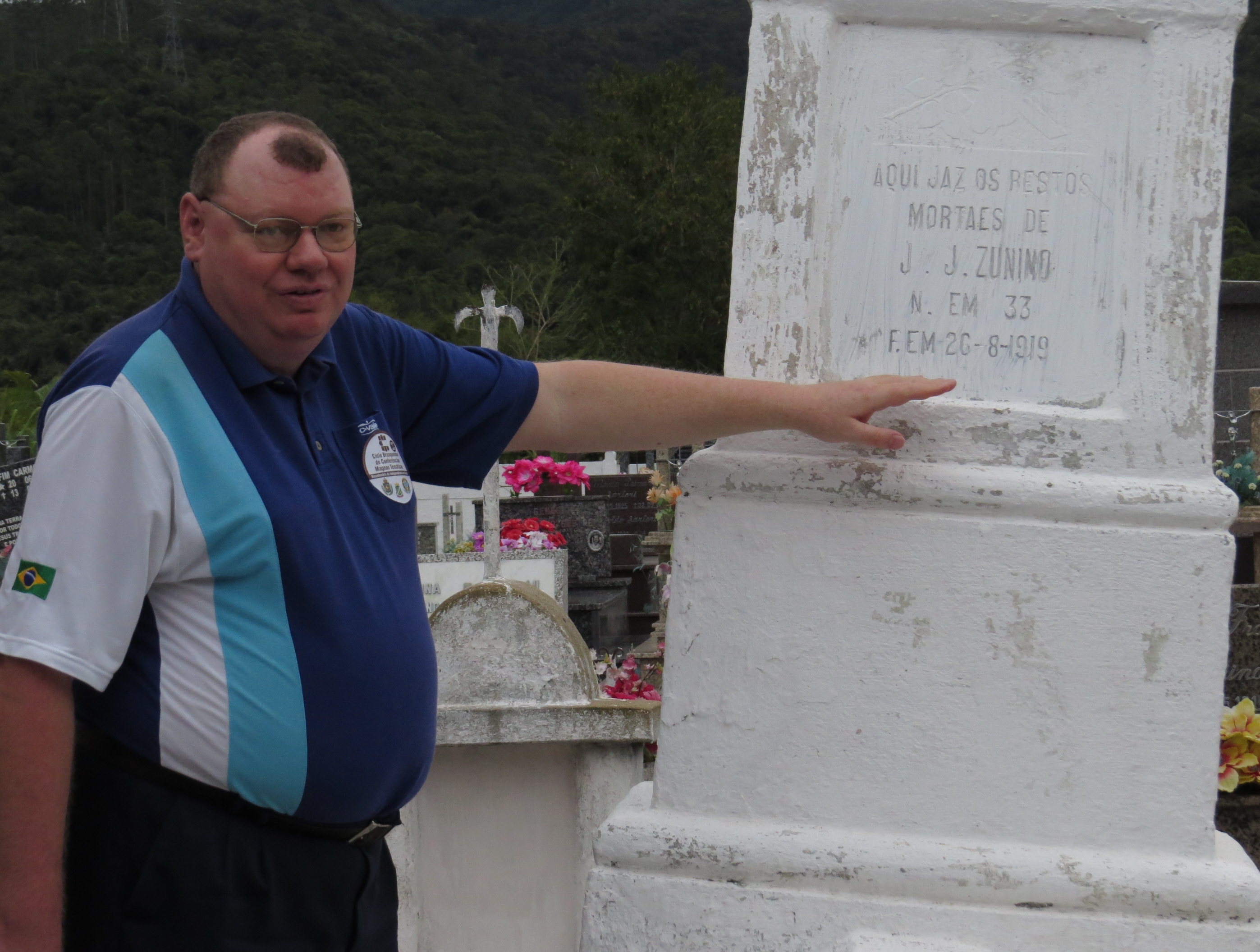 Paulo Kons no cemitério de Nova Itália e o túmulo de um dos colonizadores morto em 1919 - Divulgação/ND