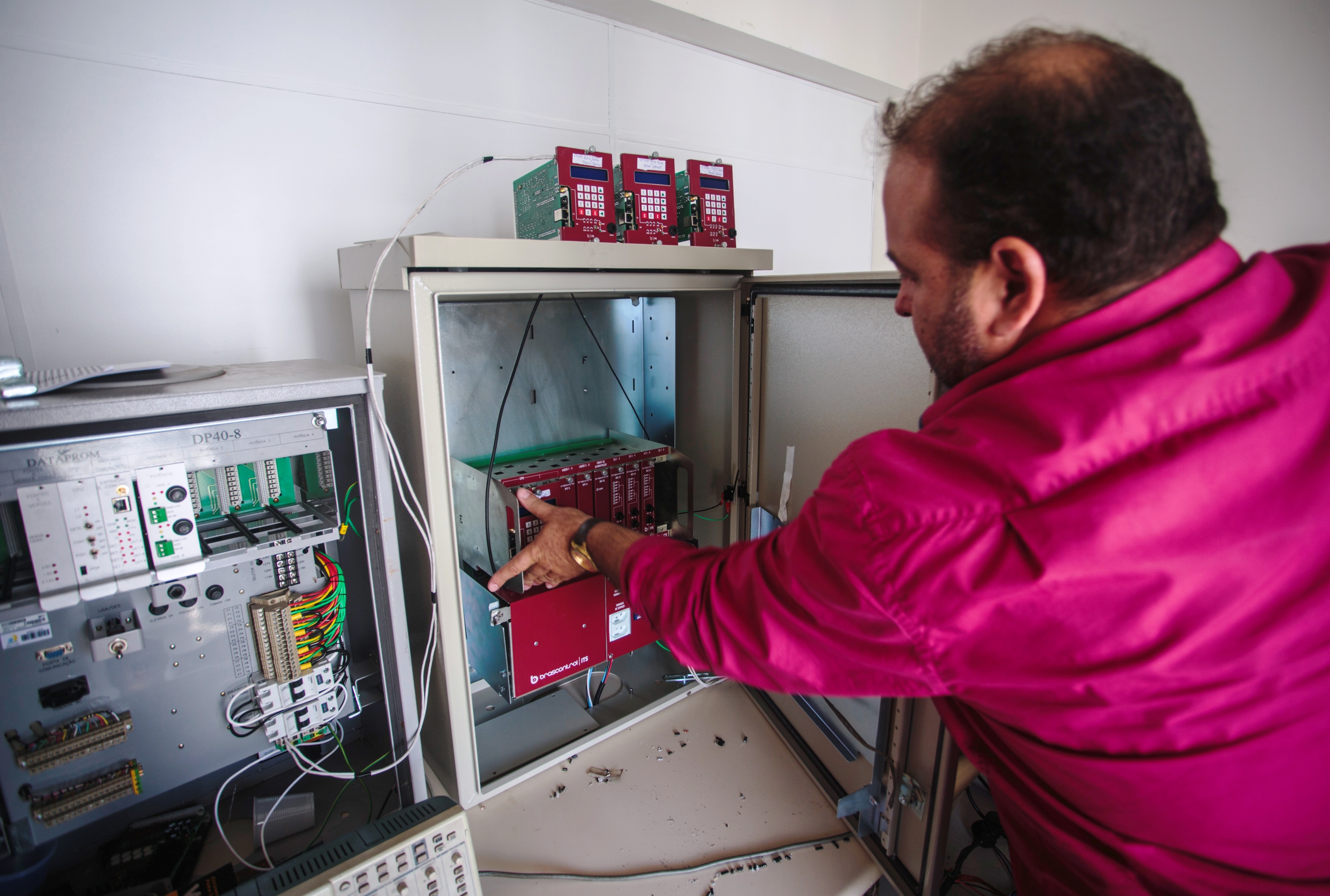 O diretor da Diope, Fabr&iacute;cio Justino, mostra que os controladores possuem um pequeno nobreak para evitar casos de sem&aacute;foros intermitentes - Daniel Queiroz/ ND