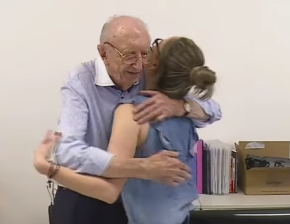 Sr. Walter esbanja simpatia com os colegas de trabalho - Reprodução/RICTV | Record TV
