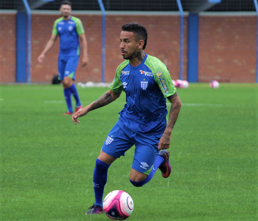 Nos tempos das “vacas magras” no Flamengo, o atacante Rafinha despontou como grande promessa do clube em 2013. Durante a disputa da Ta&ccedil;a Guanabara daquele ano, torcedores do clube carioca chegaram a cantar que o jogador era “melhor que Neymar” ap&oacute;s uma atua&ccedil;&atilde;o de gala em vit&oacute;ria contra o Vasco. No entanto, o jogador acabou “perdendo o brilho” durante o ano, rodou por diversos clubes dentro e fora do Brasil, incluindo o Ava&iacute;, e jamais conseguiu cumprir a expectativa gerada. Aos 30 anos, o jogador atua no futebol da Bol&iacute;via – Foto: Andr&eacute; Palma Ribeiro/Ava&iacute;FC/divulga&ccedil;&atilde;o/ND