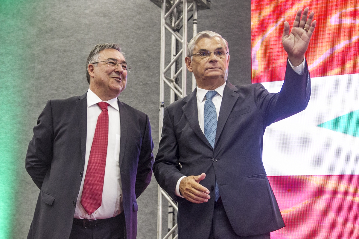 Raimundo Colombo (à esquerda) e Eduardo Pinho Moreira (à direita), ex-governadores de Santa Catarina