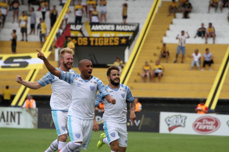 João Paulo (à dir.) sai para comemorar o gol com Judson e Alemão - Daniel Burigo/A Tribuna/divulgação/ND
