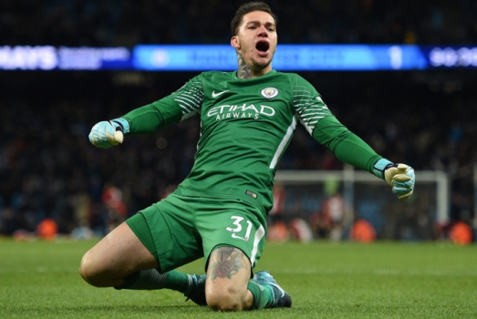 7 – Companheiro de Fernandinho no Manchester City, Ederson j&aacute; soma 175 jogos pelo torneio. O goleiro est&aacute; na s&eacute;tima coloca&ccedil;&atilde;o deste ranking brasileiro. – Foto: (Foto: OLI SCARFF / AFP)