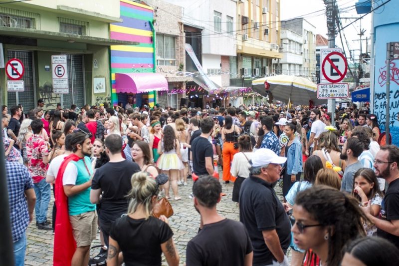 Foliões se reúnem em diferentes pontos da capital para celebrar o carnaval &#8211; Foto: Marco Santiago/ND