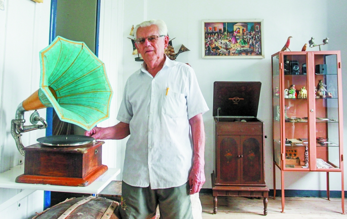 Nereu e o gramofone de 1900 que ele próprio consertou - Marco Santiago/ND
