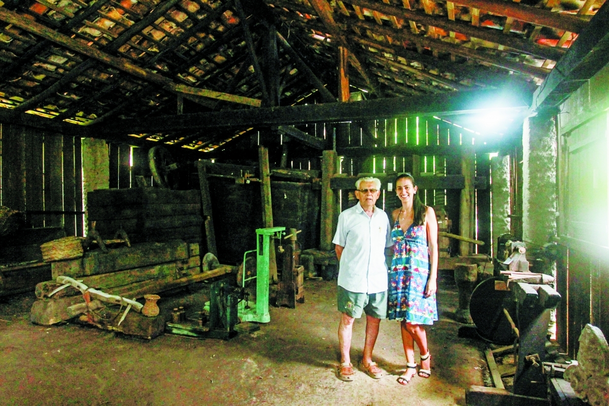 O pesquisador Nereu do Vale Pereira, criador do ecomuseu, e sua neta, a museóloga Cristina Maria Dalla Nora - Marco Santiago/ND