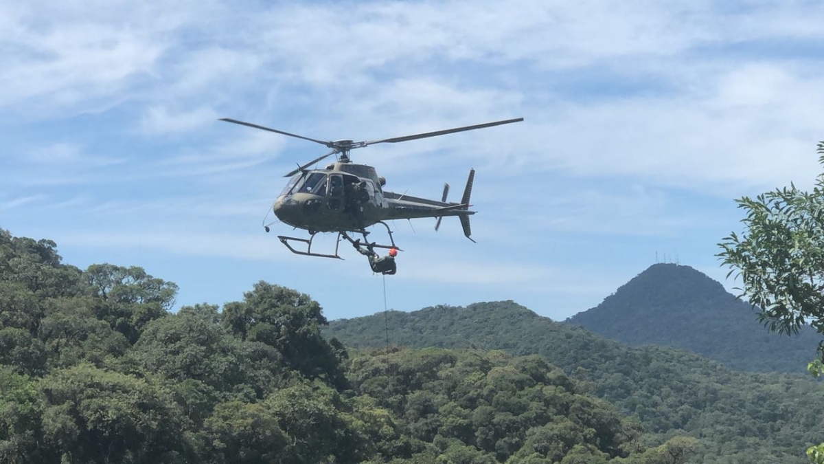 Retirada dos corpos só foi possível por meio de rapel - Águia 02/Divulgação/ND