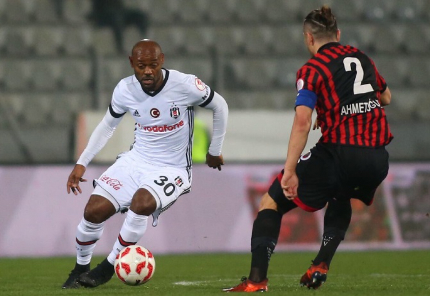 Pé quente! Love estreia como titular em dia de vaga na Copa da