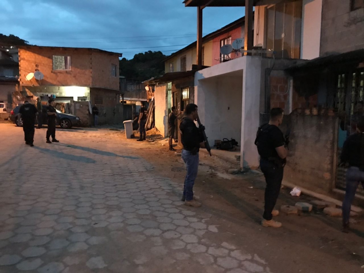 Operação da Polícia Civil cumpre mandados judiciais na Vila Aparecida, em Florianópolis