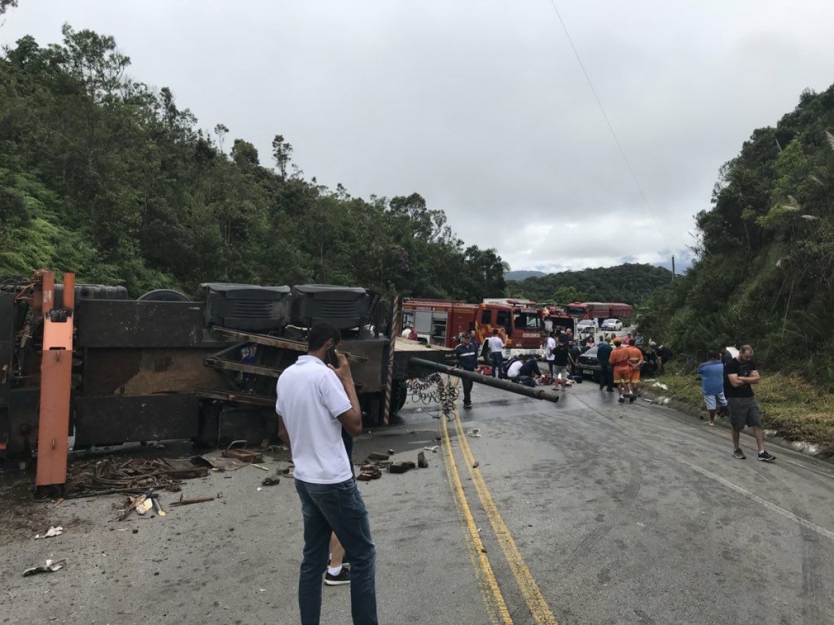 Criança morre e mais quatro ficam feridos em acidente na br-282 em rancho queimado