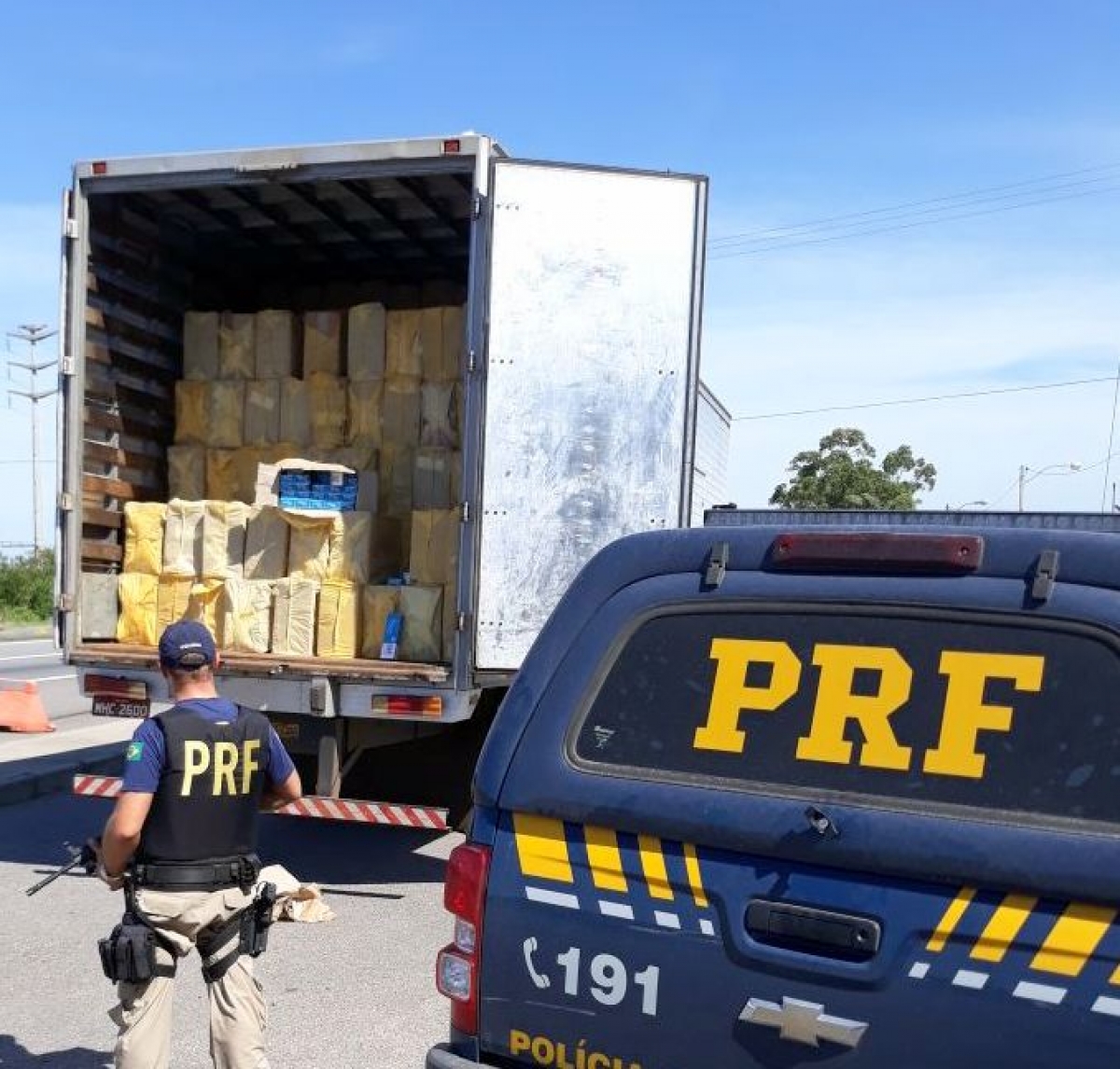 Baú com quase 400 mil maços de cigarros contrabandeados é apreendido em Tubarão