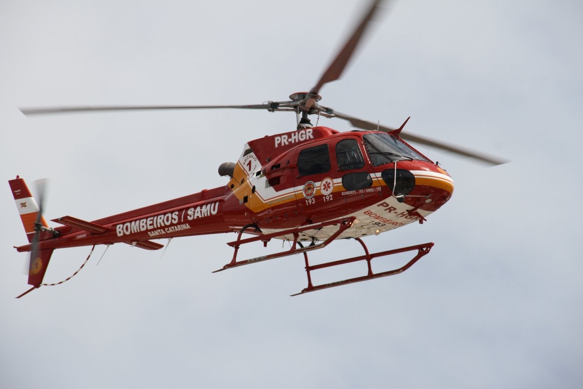 Helicóptero resgata motociclista que sofreu acidente em trilha de SC