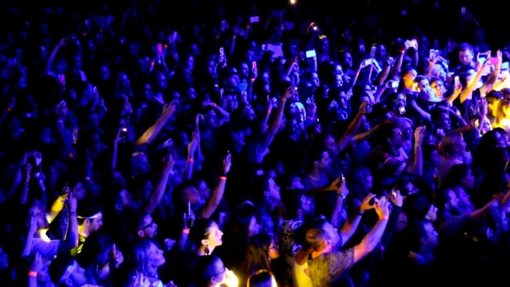 O p&uacute;blico acompanhou a cantora no palco por 53 minutos - Gustavo Bruning/ND