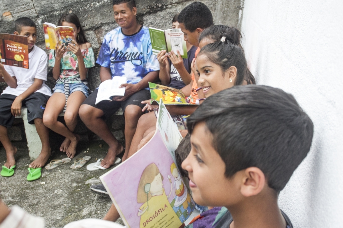 Atividades desenvolvidas por Gislane Souza, bibliotecária, e Giovanna Marchiori, pedagoga, envolve as crianças de forma lúdica - Marco Santiago/ND