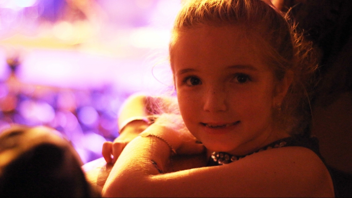 O show de Anitta foi o primeiro de Lara Raitz Dinon, de 7 anos - Gustavo Bruning/ND