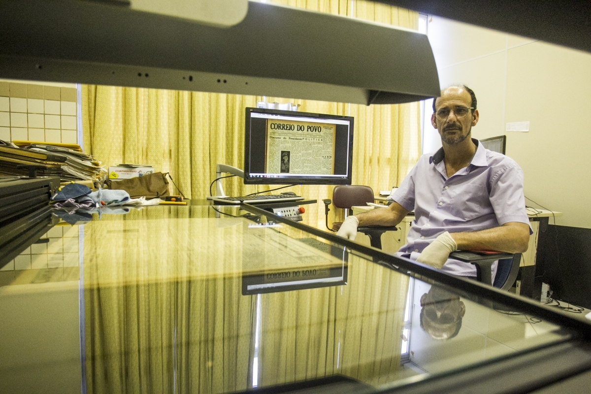 Alzemi Machado contribuiu com a tarefa de digitalizar jornais antigos - Marco Santiago/ND