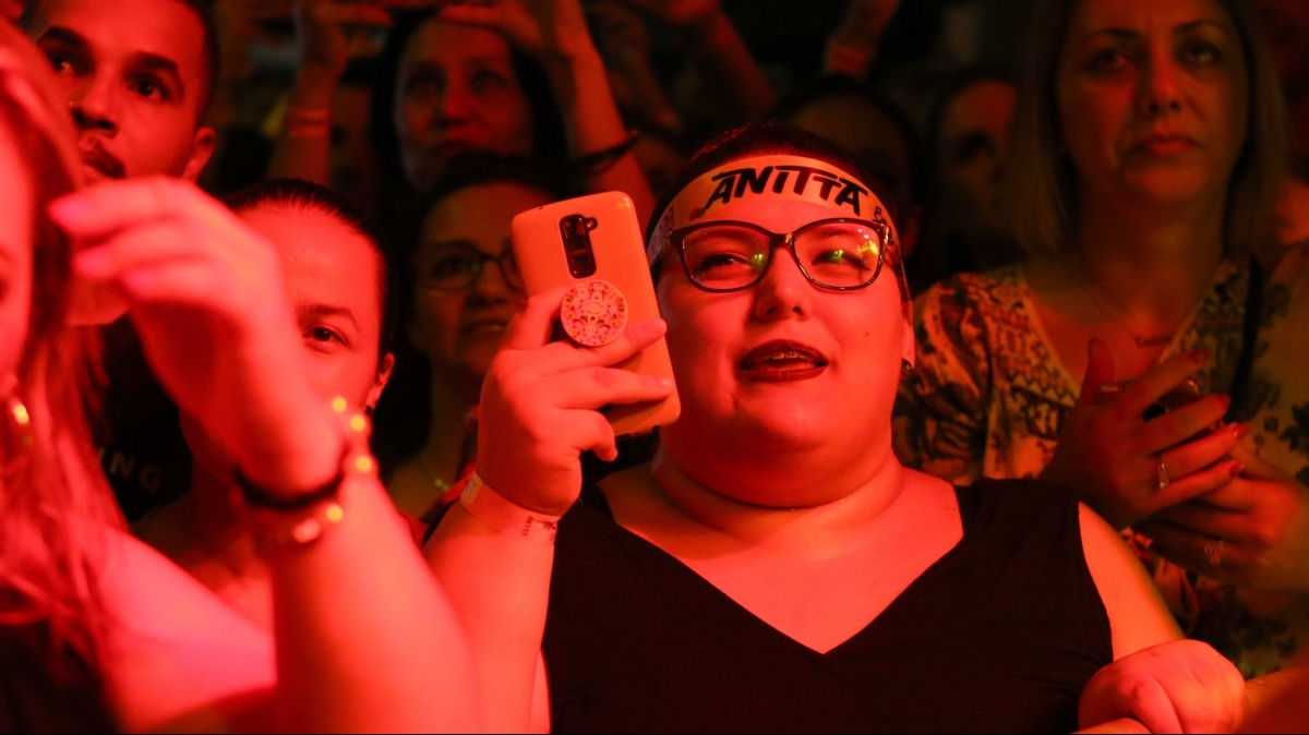 Nas primeiras filas, f&atilde;s tentaram contato visual com a artista - Gustavo Bruning/ND